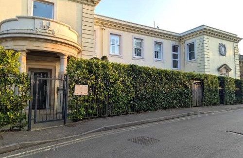 Ascot Apartamento | Luxury 2 Bed Apt, Sleeps 4, Secure PRKG-1 Car, Ascot Racecourse 5min walk, Legoland & Lapland 8mins, Windsor 15mins