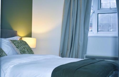 Dartford Apartamento | Luxury 2 bed House with 3 beds,3 Free Parking lot in Dartford Near Town Centre, Adjacent Bus Stop, Train Station, Bluewater Mall, 25mins to London City Airport,20 miles from Central London