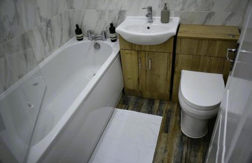 Dartford Apartamento | Luxury 2 bed House with 3 beds,3 Free Parking lot in Dartford Near Town Centre, Adjacent Bus Stop, Train Station, Bluewater Mall, 25mins to London City Airport,20 miles from Central London