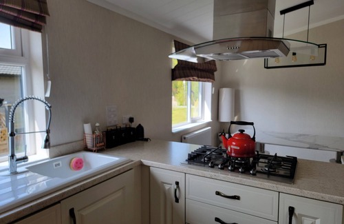 Arnold Cabina | Luxury 2-Bed Lodge in Routh, Sleeps 4 with Hot Tub
