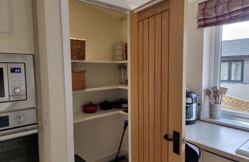 Arnold Cabina | Luxury 2-Bed Lodge in Routh, Sleeps 4 with Hot Tub