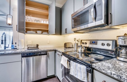 McNeil Apartamento | Luxury 2 Bed Room Apt- Home away from Home