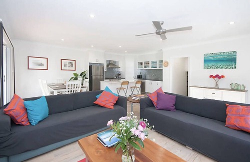 Yamba Casa | LUXURY 2 BED! Spacious & central to everything! 2bed 1.5 bath, wifi, garage+++