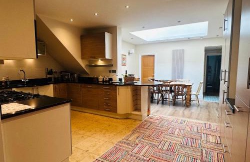 Southampton City Centre Casa | Luxury 2-bed stay, Rooftop Terrace, Hot tub, By Cruise Terminal, Oxford Street