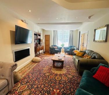 Southampton City Centre Casa | Luxury 2-bed stay, Rooftop Terrace, Hot tub, By Cruise Terminal, Oxford Street