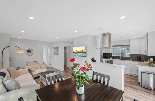 Corona del Mar Casa | Luxury 2 Bed w/ Huge Sun Deck, A/C, fast WiFi, 10 minute walk to Beach