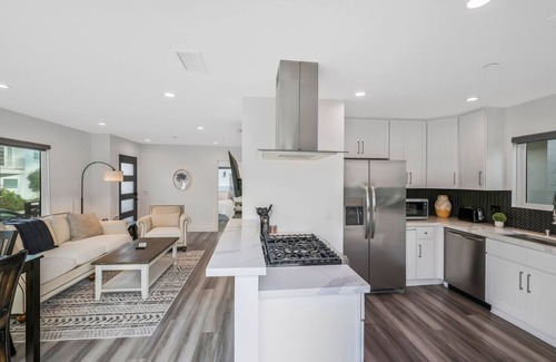 Corona del Mar Casa | Luxury 2 Bed w/ Huge Sun Deck, A/C, fast WiFi, 10 minute walk to Beach