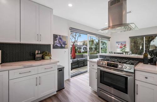 Corona del Mar Casa | Luxury 2 Bed w/ Huge Sun Deck, A/C, fast WiFi, 10 minute walk to Beach