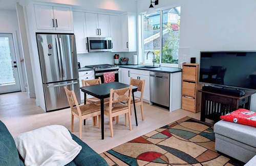 North Queen Anne Casa | Luxury 2 bedroom 2 bath townhome in DT Seattle private parking rooftop deck view