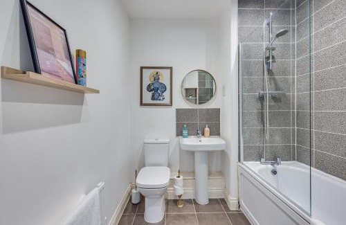 Milton Keynes Apartamento | Luxury 2 Bedroom 2 Bathroom Apartment - City Centre - Free Parking, Balcony and Smart TVs with Sky TV and Netflix by Yoko Property