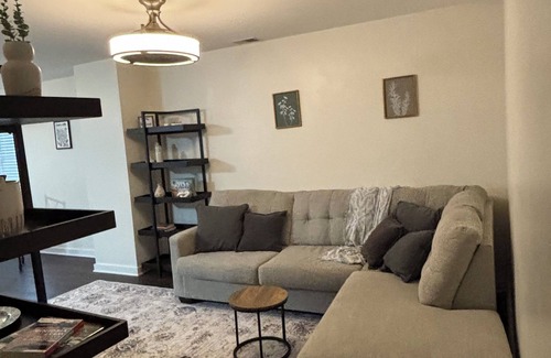 Leadsville Apartamento | Luxury 2-bedroom apartment in downtown Elkins.