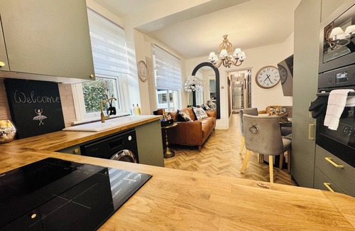 Christchurch Apartamento | Luxury 2 Bedroom Designer Flat with Private Garden