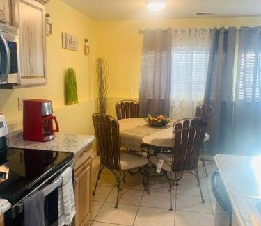 Southeast Colorado Springs Apartamento | Luxury 2 bedroom rental place with a fireplace