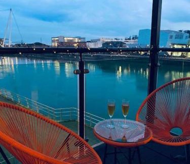 Newport Apartamento | Luxury 2 Bedroom waterfront apartment with balcony