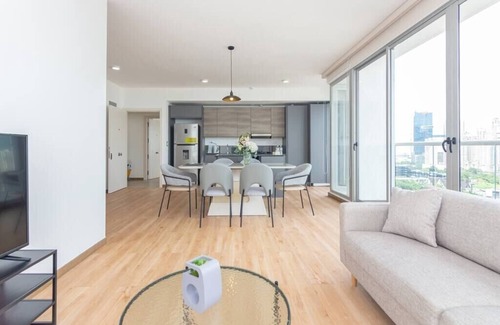 Marbella Condominio | Luxury 2 BR apt free parking ocean balcony