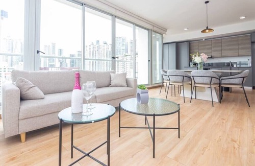 Marbella Condominio | Luxury 2 BR apt free parking and balcony