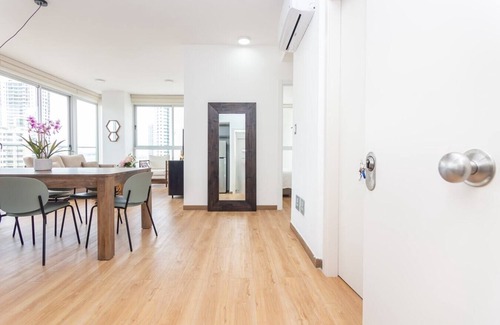 Marbella Apartamento | Luxury 2 BR apt with free parking and balcony