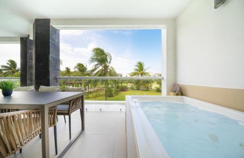 Puerto Juarez Casa | Luxury 2 BR Condo with tub & Infinity Pool - Beach Side At Mareazul - Sirenita G