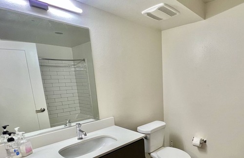 Los Angeles Casa | Luxury 2 Level Condo w/ Washer & Dryer