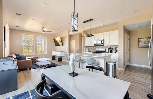 Austin Condominio | Luxury 2-Story Condo Hot Tub Gym Pool Airport
