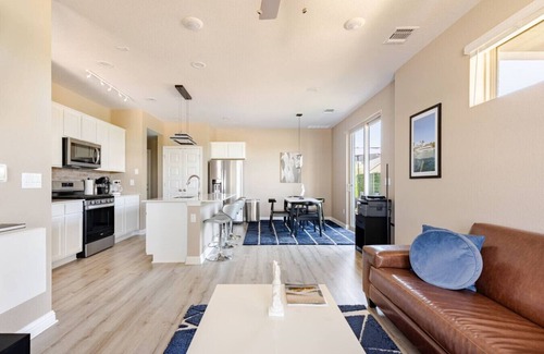 Austin Condominio | Luxury 2-Story Condo Hot Tub Gym Pool Airport