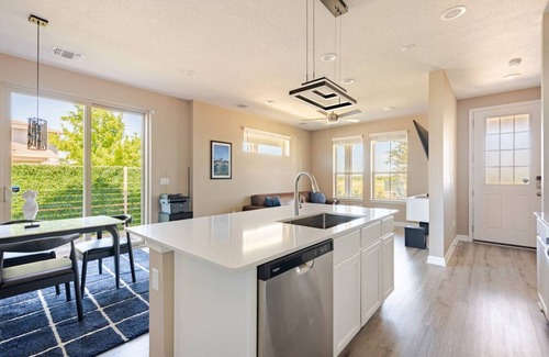 Austin Condominio | Luxury 2-Story Condo Hot Tub Gym Pool Airport