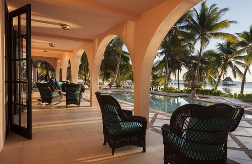 San Pedro Villa | Lujosa villa frente al mar con piscina, fuente, muelle y cocina.