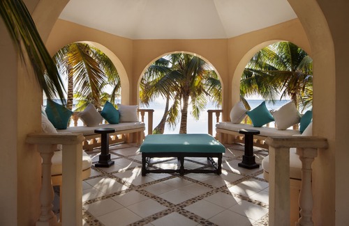San Pedro Villa | Lujosa villa frente al mar con piscina, fuente, muelle y cocina.