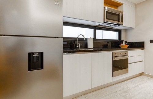 Tohoku Apartamento | Luxury 2BD Condo 3 blk from 5th Ave W/PoolandParking