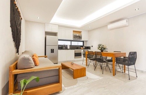 Tohoku Apartamento | Luxury 2BD Condo 3 blk from 5th Ave W/PoolandParking