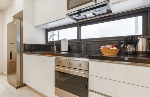 Tohoku Apartamento | Luxury 2BD Condo 3 blk from 5th Ave W/PoolandParking