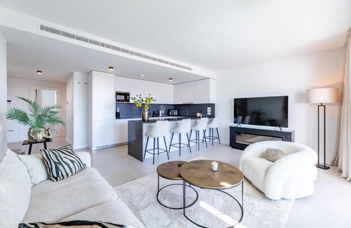 Mijas Apartamento | Luxury 2BD Flat - Pools - Parking - Spa - Gym