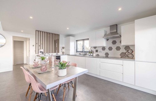Windsor Cabina | Luxury 2BDR 2BA Lodge with Hot Tub in Windsor Marina