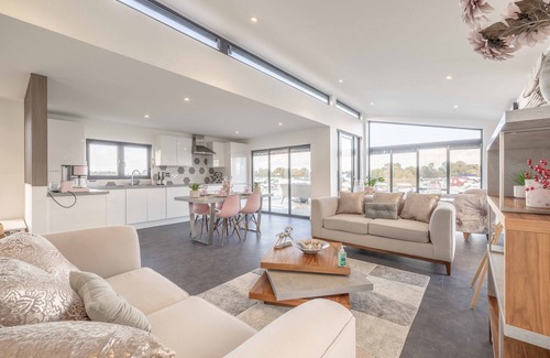 Windsor Cabina | Luxury 2BDR 2BA Lodge with Hot Tub in Windsor Marina