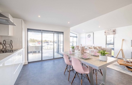 Windsor Cabina | Luxury 2BDR 2BA Lodge with Hot Tub in Windsor Marina