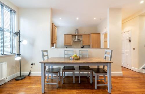 Bush Hill Park Apartamento | Luxury 2BDR duplex apt, N London, 2 floors