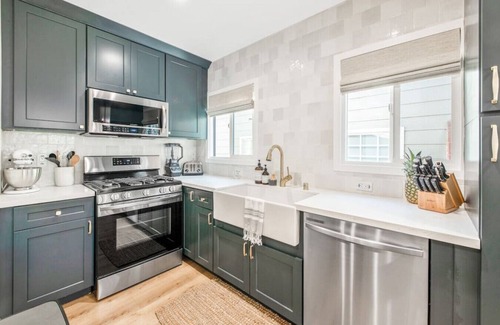 Huntington Beach Casa | LUXURY 2bdrm Townhome- Close2️⃣Beach & Main St! E-bikes! Pet friendly!