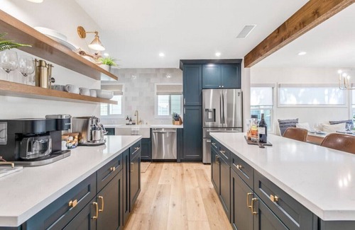 Huntington Beach Casa | LUXURY 2bdrm Townhome- Close2️⃣Beach & Main St! E-bikes! Pet friendly!