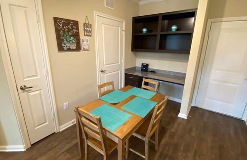 Lazybrook/Timbergrove Apartamento | Luxury 2Bed2Bath Apt in the Heart of Houston Heights! Slps5. Pool🏊‍♀️👙🏋️‍♂️☕️🍗✍️🚲🛒🐕📺🦽🌃🎉📬🔐