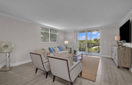 Boca Raton Apartamento | Luxury - 2BR 2BA - Balcony - Right Across From the Beach