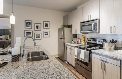 Lawrenceville Apartamento | Luxury 2BR 2BA w/ Amenities Shopping & Views