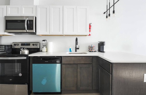 Elizabeth Apartamento | Luxury 2BR 30 Mins to Manhattan Evonify