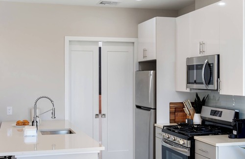 The Hill Apartamento | Luxury 2BR Apt + Work-From-Home Space
