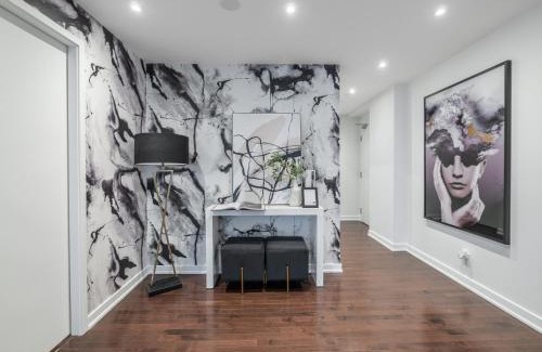 Toronto Entertainment District Apartamento | Luxury 2Br Condo Entertainment District Downtown CN Tower View Balcony Pool & Hot Tub