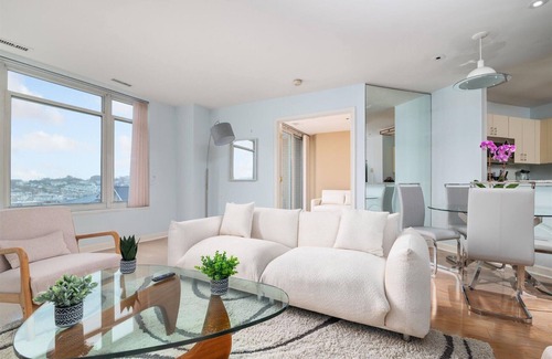 Inner Harbor Apartamento | Luxury 2BR Condo w/ Stunning Water Views!