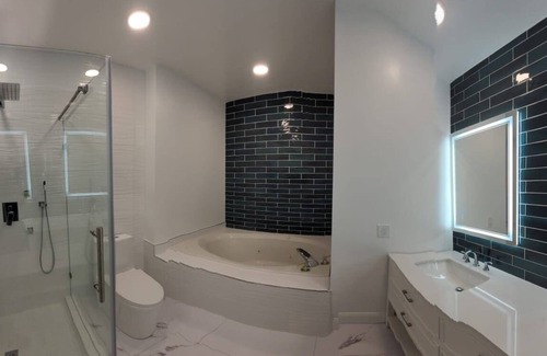 Inner Harbor Apartamento | Luxury 2BR Condo w/ Stunning Water Views!