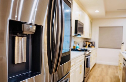 Burbank Casa | Luxury 2BR Retreat with Glamping Tent Near Universal Studios, Hollywood!