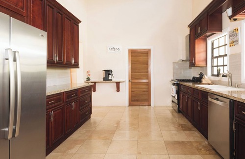 Estate Hermon Hill Casa | Luxury 3,000SF, 6 guests, 3 BR, 3 BA, Free Wi-Fi, AC, 5-10 Min beaches.