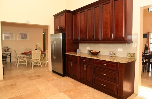 Estate Hermon Hill Casa | Luxury 3,000SF, 6 guests, 3 BR, 3 BA, Free Wi-Fi, AC, 5-10 Min beaches.