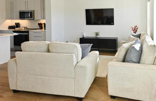 Chestermere Casa | Luxury 3 Bdrm 3 Bath townhome in Chestermere
